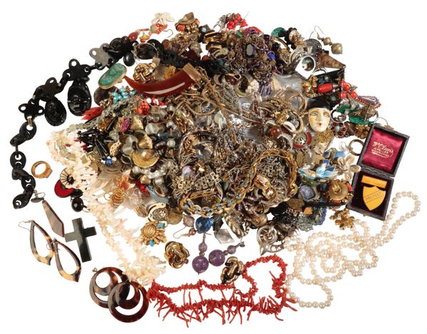 A COLLECTION OF JEWELLERY