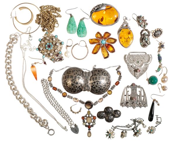 A COLLECTION OF JEWELLERY