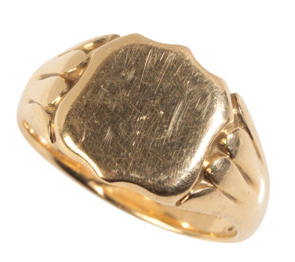 A GENTLEMANS GOLD SIGNET RING