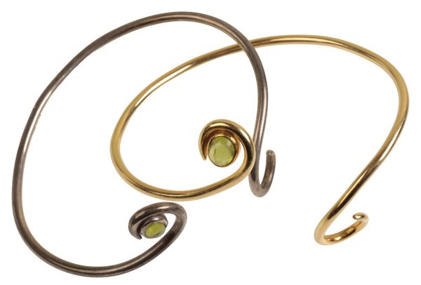 A 14CT GOLD BANGLE SET WITH PERIDOT