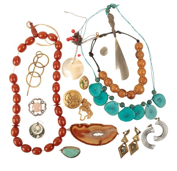 A COLLECTION OF COSTUME JEWELLERY