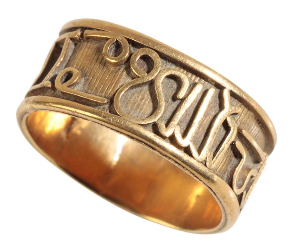 AN UNMARKED YELLOW METAL ZODIAC RING