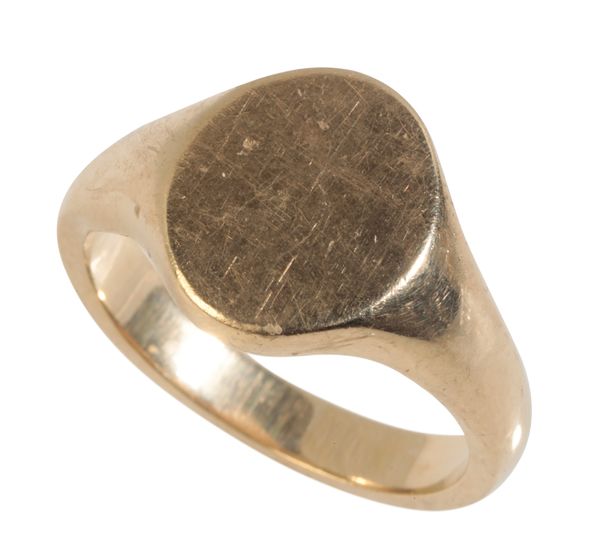 A GENTLEMANS 9CT GOLD SIGNET RING