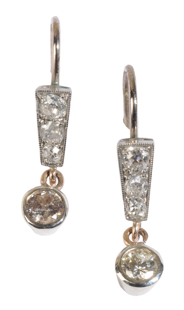 A PAIR OF DIAMOND DROP EARRINGS