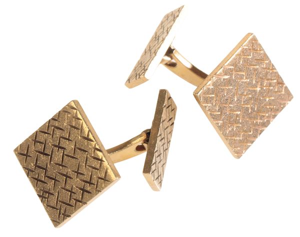 A PAIR OF GENTLEMAN'S GOLD CUFFLINKS