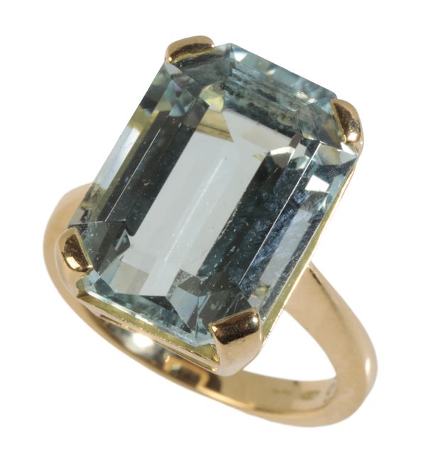 AN AQUAMARINE DRESS RING