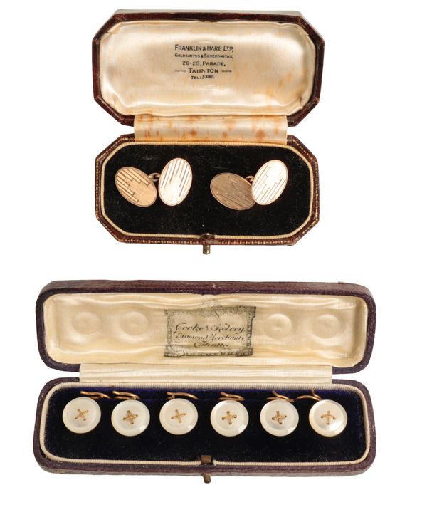 A PAIR OF GENTLEMAN'S 9CT GOLD CUFFLINKS