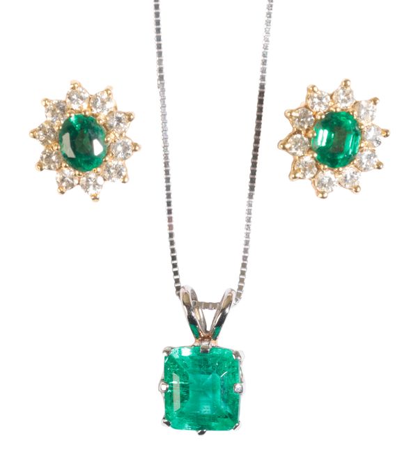 AN EMERALD PENDANT NECKLACE