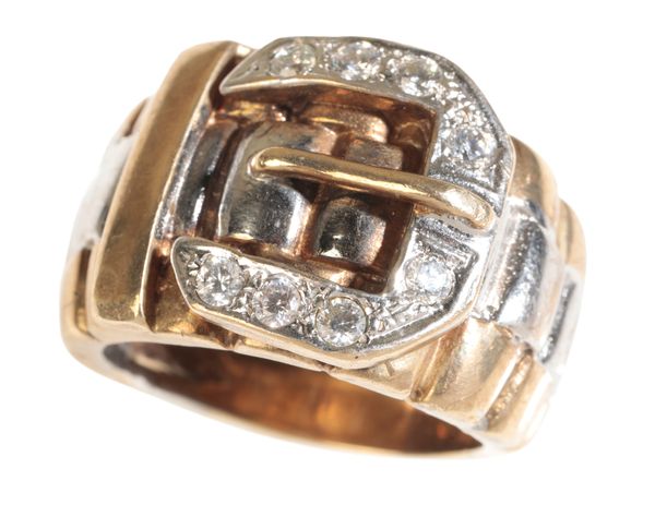 A GENTLEMAN'S 9CT GOLD CHUNKY BUCKLE RING