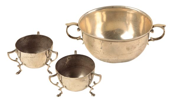 A GEORGE V SILVER TWO HANDLED CUP OF PORRINGER STYLE