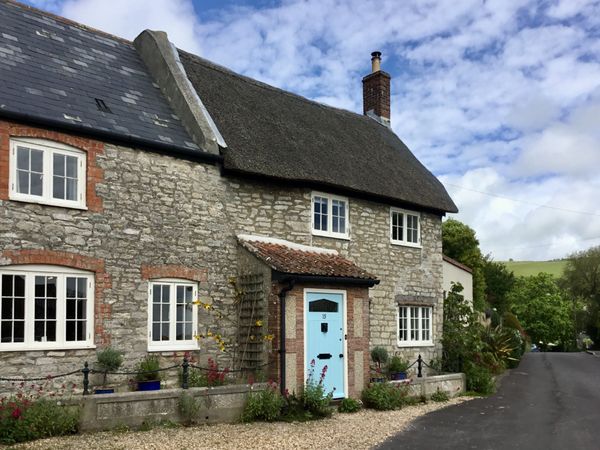 A WEEK’S HOLIDAY AT A THATCHED PORTESHAM COTTAGE