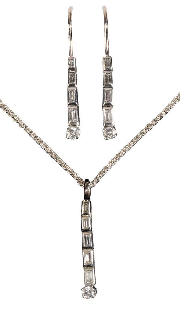 A DIAMOND PENDANT AND EARRINGS SUITE