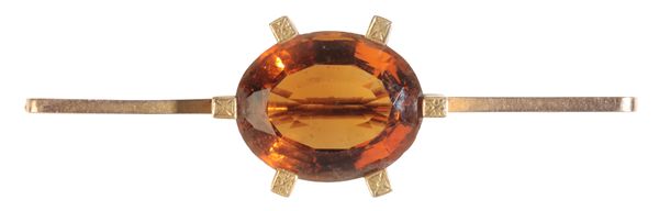 A CARNELIAN GOLD BAR BROOCH