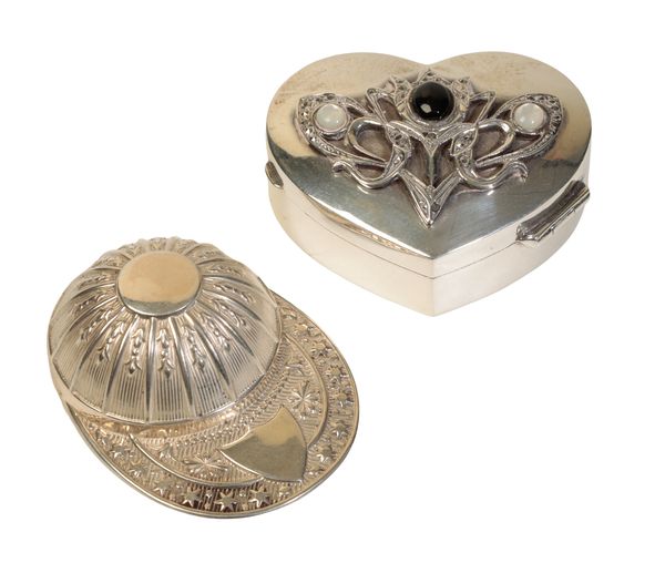 AN ELIZABETH II SILVER JOCKEY CAP CADDY SPOON