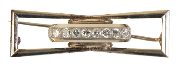 A DIAMOND BUCKLE STYLE BROOCH