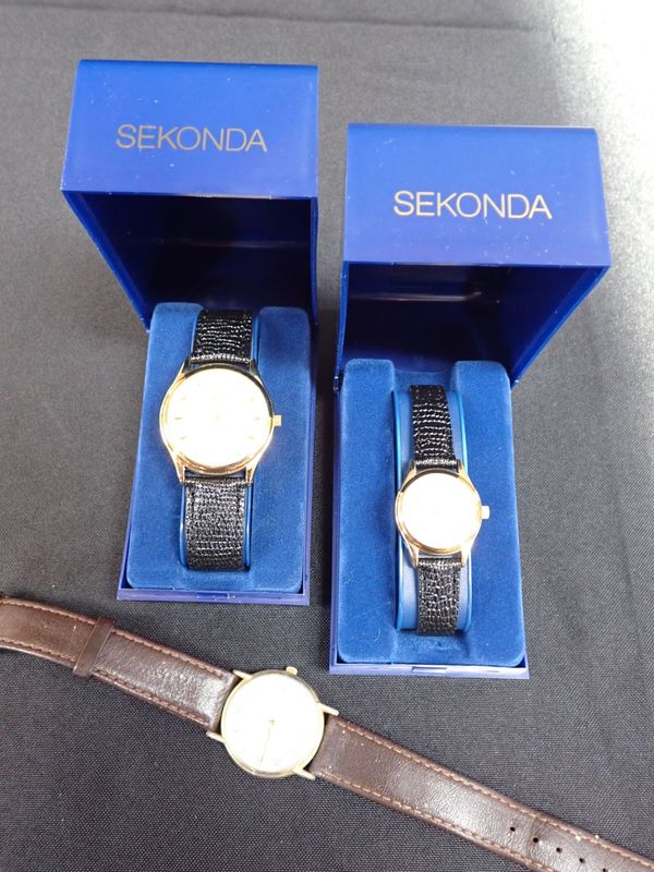 A SEKONDA GOLD PLATED GENTLEMAN'S WRIST WATCH