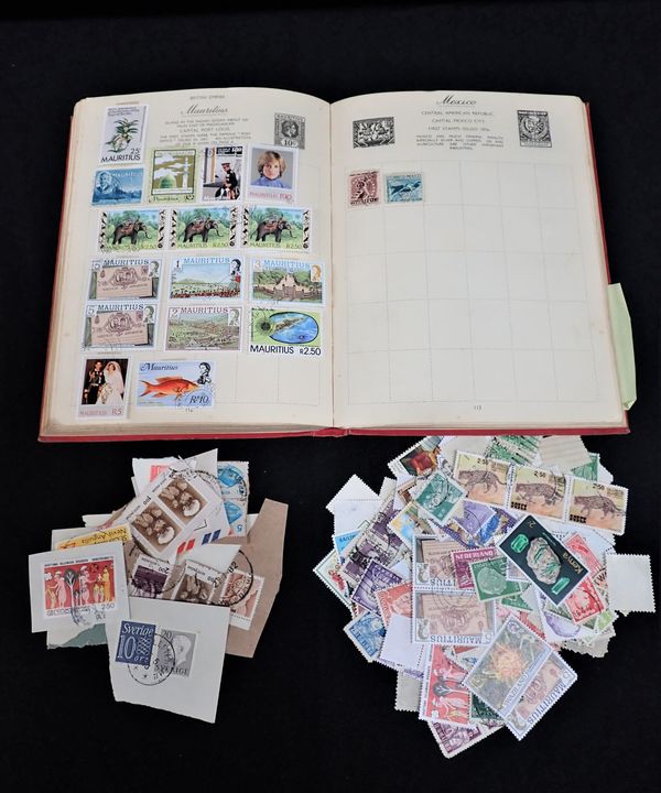 A COLLECTION OF WORLD STAMPS, IN AN ALBUM