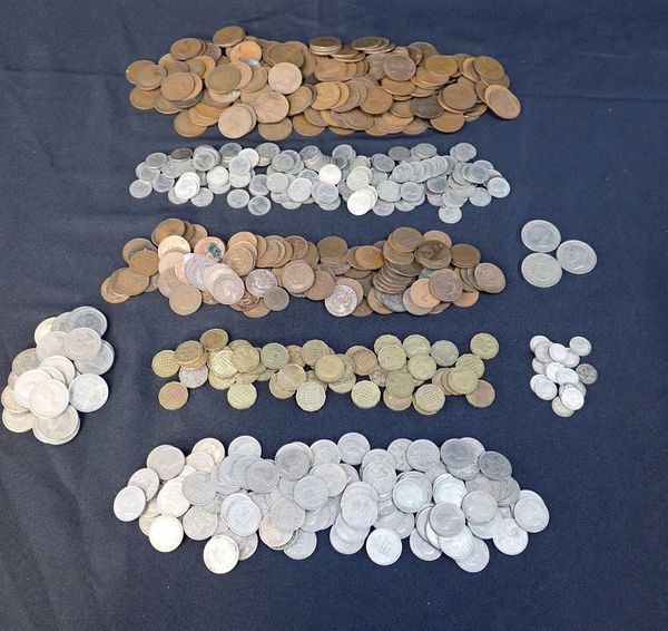 A QUANTITY OF MIXED COINS