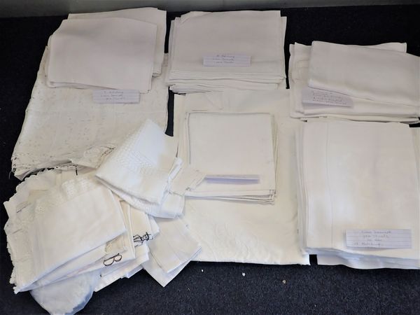 A QUANTITY OF VINTAGE LINEN