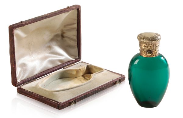 HOWELL & JAMES: A SILVER MOUNTED EMERALD CRYSTAL SCENT BOTTLE