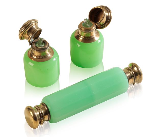 A GREEN OPALINE URANIUM ALABASTER GLASS DOUBLE ENDED SCENT BOTTLE