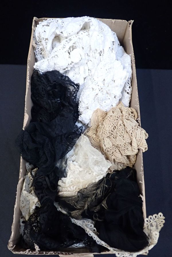 A QUANTITY OF VINTAGE LACE