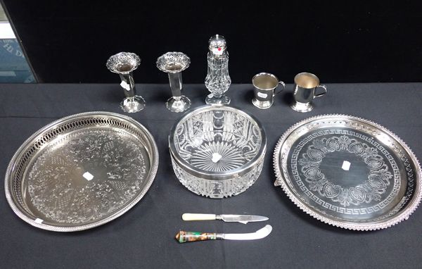 A QUANTITY OF SILVER PLATED ITEMS AND GLASSWARE