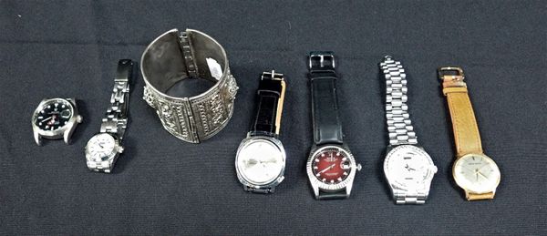 A QUANTITY OF GENTS WATCHES