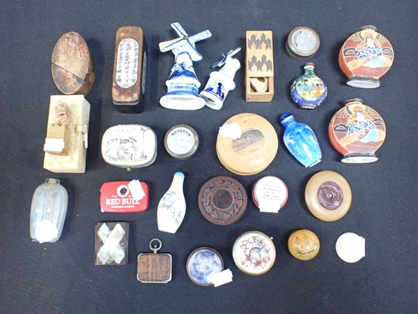 A COLLECTION OF SNUFF BOTTLES AND TRINKET BOXES