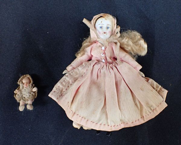 A EDWARDIAN BISQUE DOLL