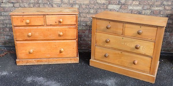 A VICTORIAN PINE CHEST OF DRAWERS WITH TURNED KNOBS