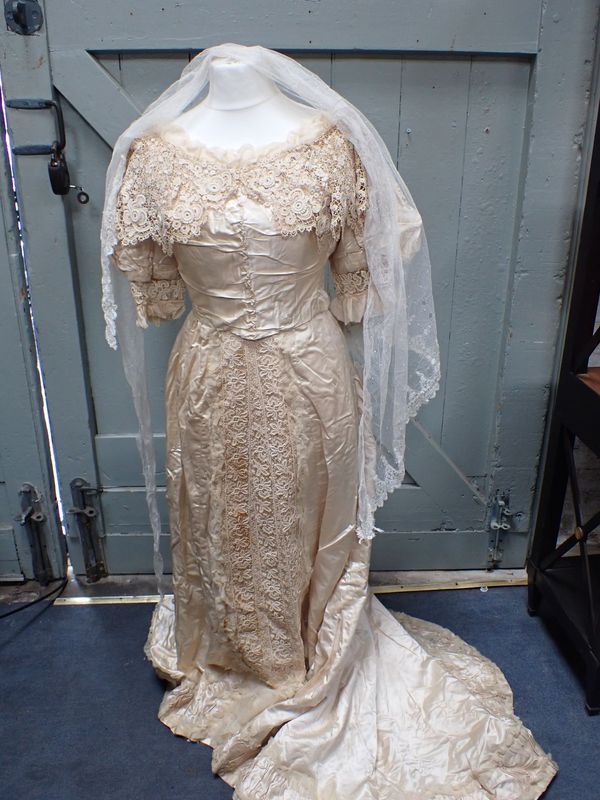 A LATE VICTORIAN SILK WEDDING DRESS, WITH LACE COLLAR AND PANELS