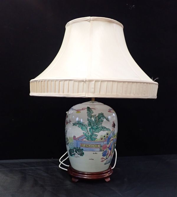 A JOHN LEWIS CHINESE VASE LAMP, ON WOODEN BASE