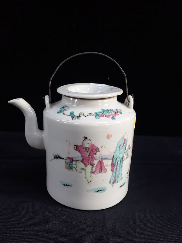 A CHINESE EXPORT TEAPOT, OF CYLINDER FORM