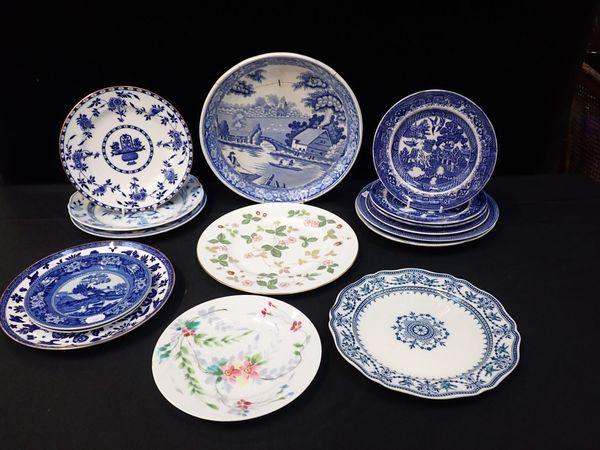 A COLLECTION OF 19TH CENTURY AND LATER DECORATIVE PLATES