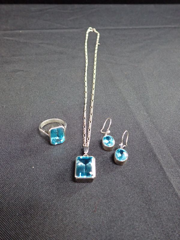 A WHITE METAL AND BLUE TOPAZ JEWELLERY SUITE