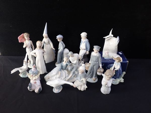 A COLLECTION OF LLADRO FIGURINES