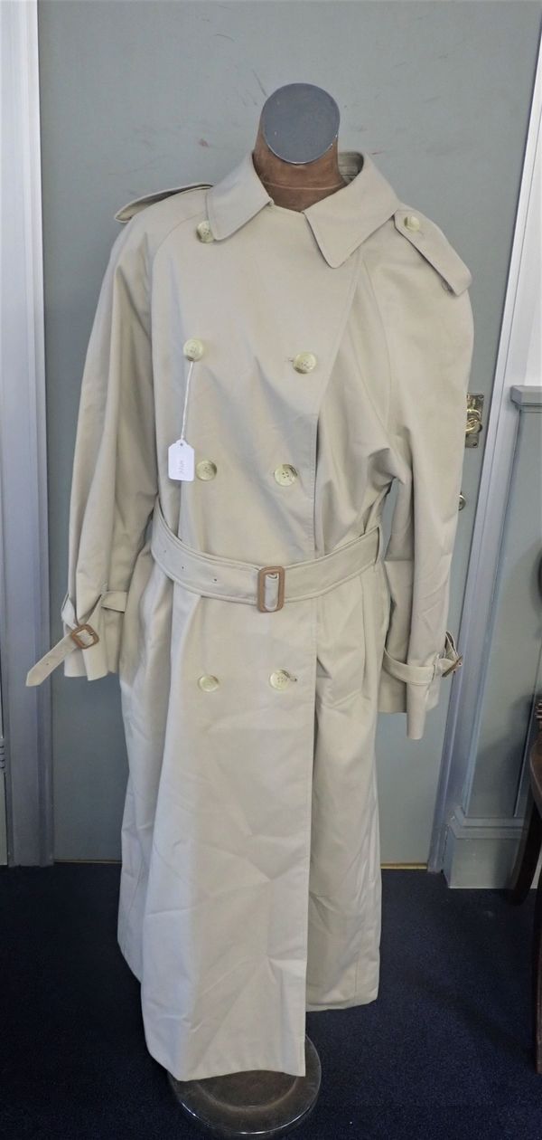 A VINTAGE LADIES BURBERRY TRENCH COAT