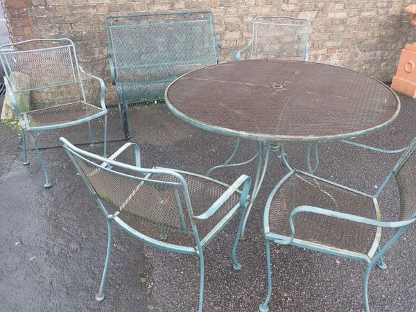 A FRENCH STYLE METAL CIRCULAR GARDEN TABLE AND FOUR ARMCHAIRS