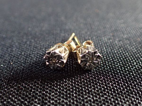 A PAIR OF 9CT GOLD EARRINGS