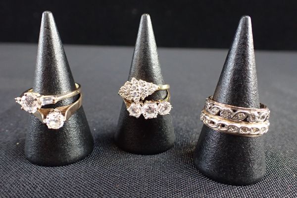 A COLLECTION OF 9CT GOLD RINGS