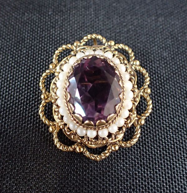 AN AMETHYST AND SEED PEARL 9CT GOLD BROOCH