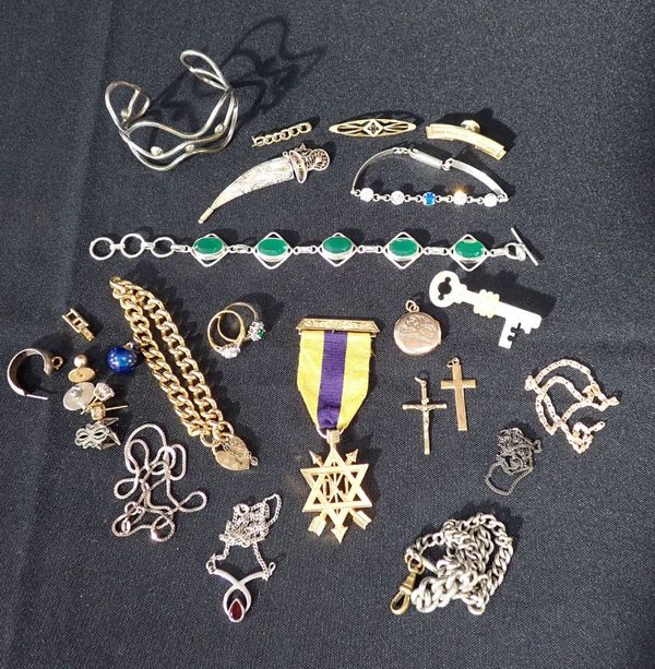 A COLLECTION OF COSTUME JEWELLERY