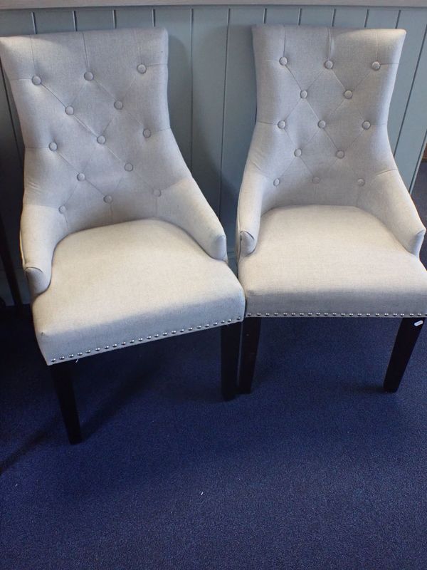A PAIR OF CONTEMPORARY UPHOLSTERED CHAIRS