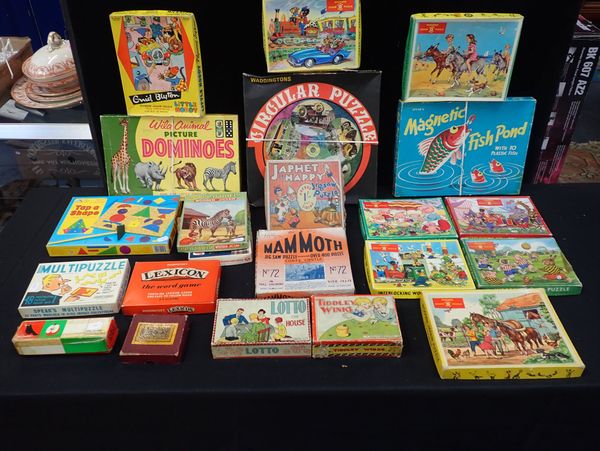 A COLLECTION OF JIGSAW PUZZLES AND OTHER GAMES