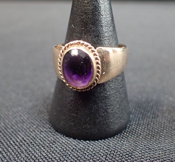 A 9CT YELLOW GOLD AMETHYST RING