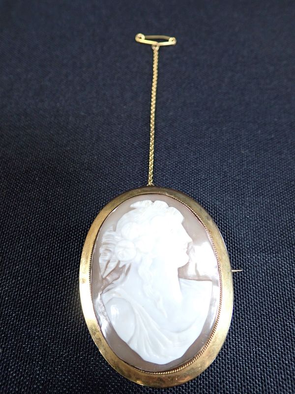 A 9CT YELLOW GOLD SHELL CAMEO BROOCH