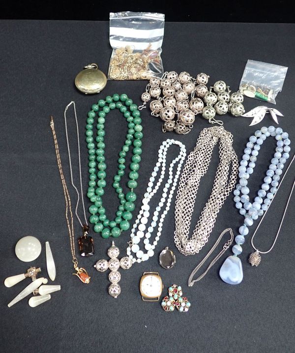 A COLLECTION OF MIXED JEWELLERY