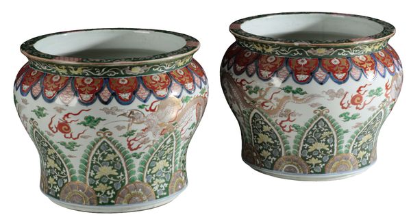 A PAIR OF CHINESE FAMILLE VERTE JARDINIERE