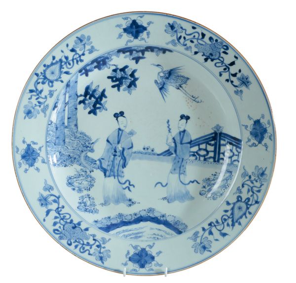 A CHINESE BLUE AND WHITE PORCELAIN CHARGER